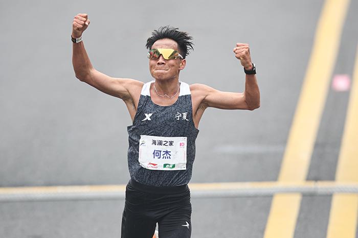 2小時06分57秒！何杰打破全國馬拉松紀(jì)錄