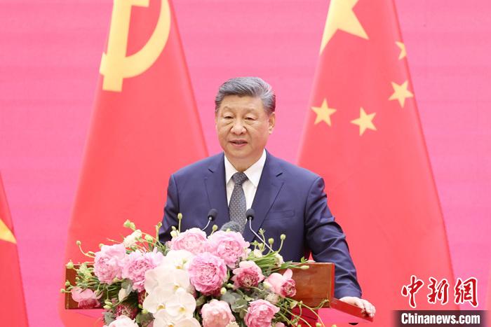 習(xí)近平同越共中央總書記蘇林、越南國家主席梁強(qiáng)共同會見中越人民大聯(lián)歡活動代表