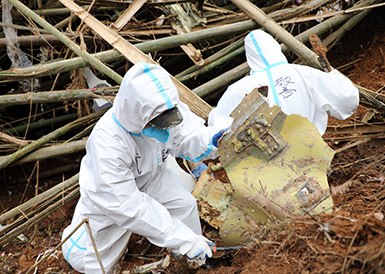 武警官兵分批次、分區(qū)域搜索