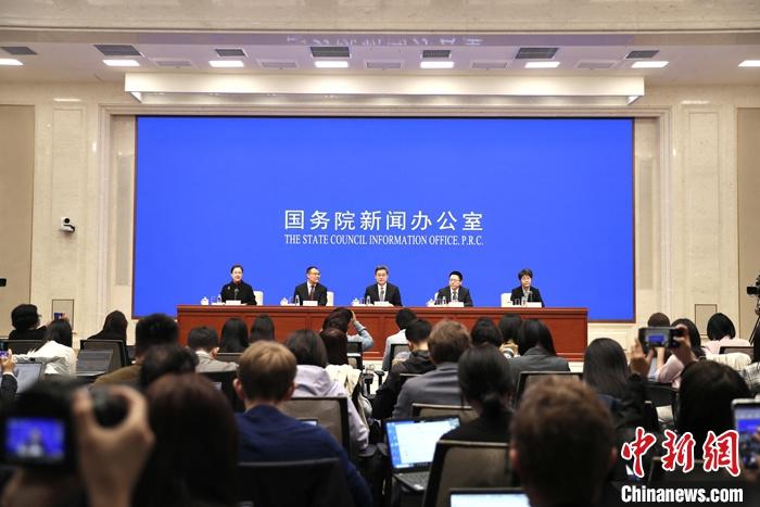 10月12日，中國(guó)國(guó)務(wù)院新聞辦公室在北京舉行新聞發(fā)布會(huì)，財(cái)政部部長(zhǎng)藍(lán)佛安、財(cái)政部副部長(zhǎng)廖岷、財(cái)政部副部長(zhǎng)王東偉、財(cái)政部副部長(zhǎng)郭婷婷介紹“加大財(cái)政政策逆周期調(diào)節(jié)力度、推動(dòng)經(jīng)濟(jì)高質(zhì)量發(fā)展”有關(guān)情況，并答記者問(wèn)。 <a target='_blank' href='/'>中新社</a>記者 王紫儒 攝
