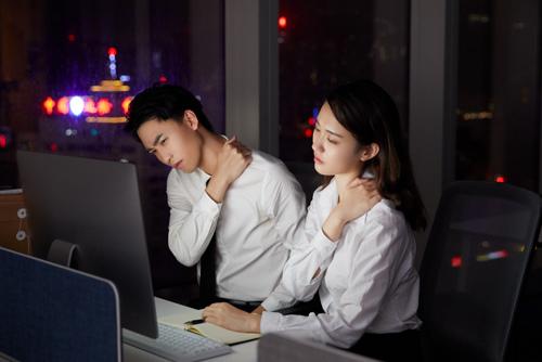 久坐傷身！中醫(yī)教你三組動作緩解肩頸疲勞